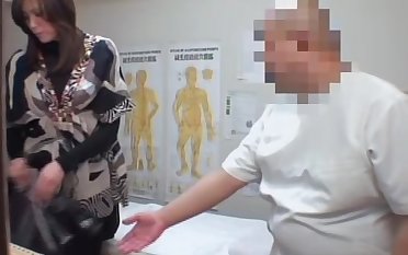 Japanese fingered to orgasm in voyeur massage video